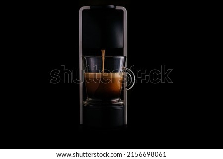 coffee machine for brewing coffee in capsules