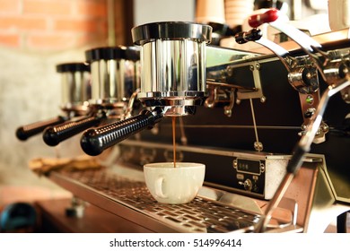 machine à café préparant une tasse de café.