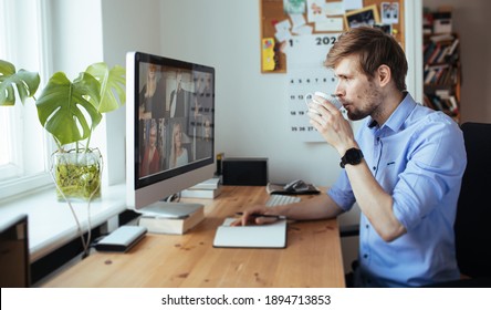 Kaffeepause im Video-Call-Bildschirm. Morgenkaffee Pause während der Arbeit von zu Hause aus. Mann, der an einem Computer im Büro arbeitet. Videokonferenz-Ferngespräch. Business Internet Telearbeit trinken Kaffee. 