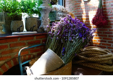 In the coffee shop Decorate the shop. With dried flowers