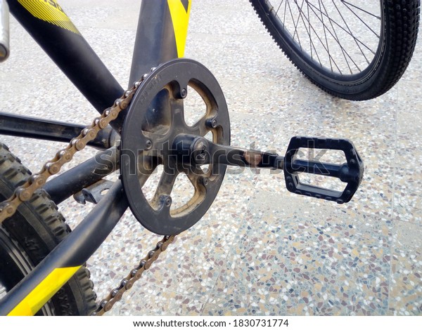 Cogwheels and cranks for\
bicycle pedals.