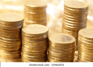 Münzen auf goldenem Hintergrund