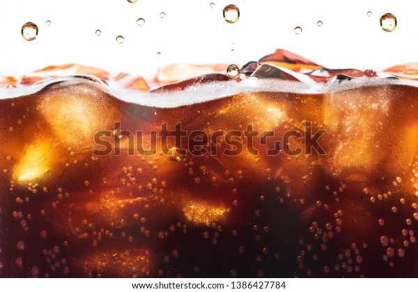 ソーダバブルの背景にコーラのスプラッシング 飲み物や軽食 の写真素材 今すぐ編集