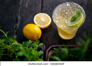 Cold Brew Iced Tea With Lemon And Peppermint, Summer Refreshing Tea Cocktail.