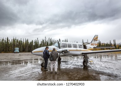 Cold Foot, Alaska - Set 4th 2017 - Tourists Getting On Board In A Small Private Shuttle Plane To Fairbanks In A Cloudy Rainy Day In Alaska