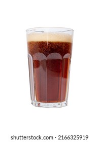 Vidrio frío de cerveza oscura o kvass con espuma en un vaso aislado de fondo blanco.
