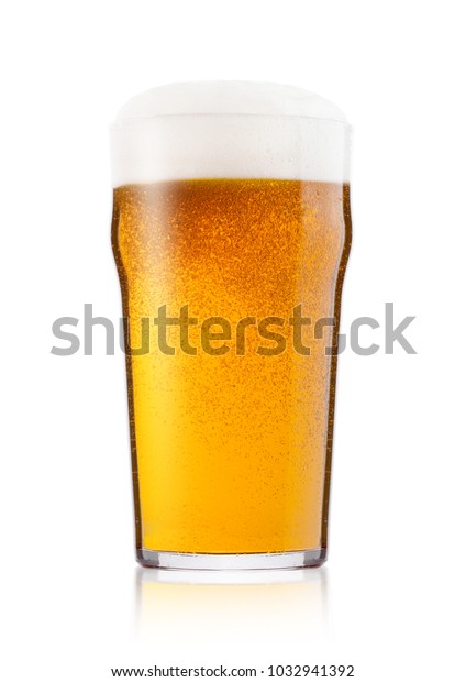 白い背景にラガービールと泡と露の冷たいグラス の写真素材 今すぐ編集