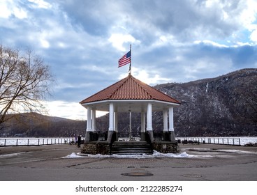 Cold Spring, NY - USA - Feb 10, 2022 Horizontal Sunset View Of Cold Spring Pier Gazebo Overlooking The Frozen Hudson River. Located In Cold Spring A Village In Philipstown Putnam County, New York