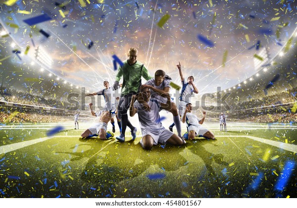 Коллаж взрослых футболистов в действии на панораме стадиона