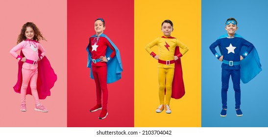Collage de niños de cuerpo entero preadolescentes con coloridos disfraces de superhéroes de pie con las manos en la cintura y mirando la cámara con confianza