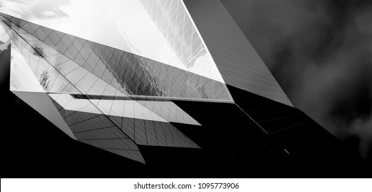 Collage von modernen Architekturfotos mit eckiger Struktur. Abstraktes, schwarz-weißes Gebäude in dramatischem Licht.