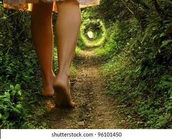 Un collage de dos imágenes mostrando piernas femeninas gigantes caminando por un camino forestal parecido a un túnel con luz al final