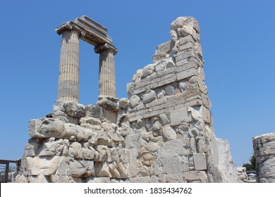 collapsed column building in the ancient city