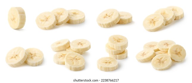 Colección de varias lonchas de plátano frescas maduras aisladas en fondo blanco