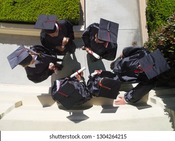 Étudiants à la cérémonie de remise des diplômes portant des chapeaux et des robes : photo de stock