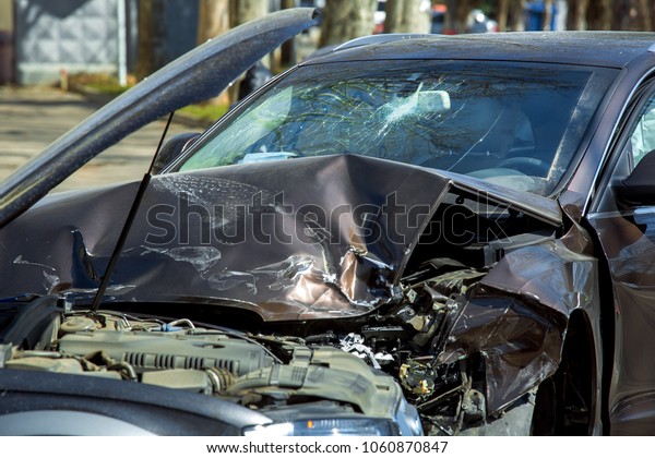 Collision of two cars,\
a head-on crash with damage to the hood and windshield of the car,\
an incident close-up.