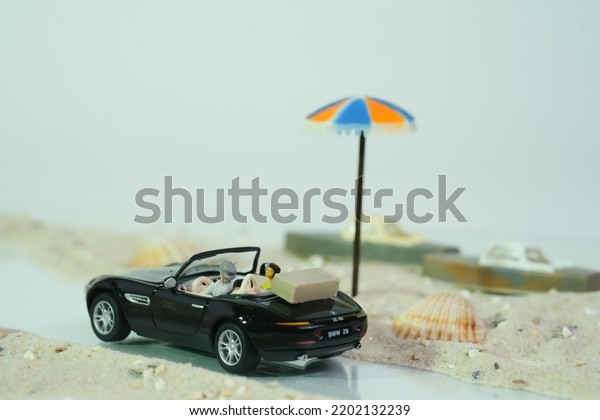 Cologne, Germany, 09-12-2022\
- holidaymakers drive along the beach in a BMW Z8 cabriolet,\
holiday scene