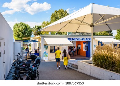 Cologny, Switzerland - September 5, 2020: A Young Couple Heading For The Entrance Of Geneve-Plage, A Nautical Base And Leisure Park On The Shore Of The Lake Geneva, Very Popular With Genevans.