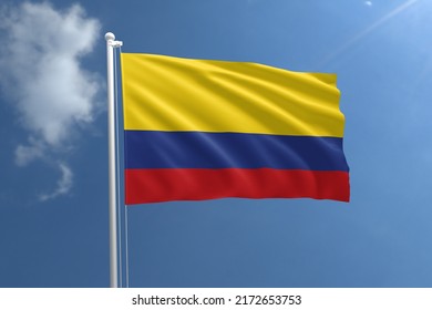 Kolumbien-Flagge-Wind auf Flagpole, auf Himmelshintergrund