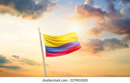 Die kolumbianische Nationalflagge windet in schönen Wolken.