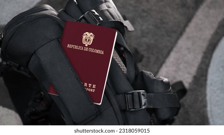 Pasaporte colombiano en bolsa de viaje maleta negra