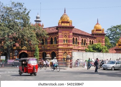 Colombo, Sri Lanka - 29 December 2004: People Walking In Front Of The Palace In Cinnamon Gardens At Colombo On Sri Lanka