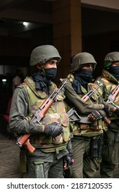 COLOMBO, SRI LANKA: 9th July 2022: Sri Lanka Special Task Force Armed Riot Police Stand In Camouflage During Mass Protest At Presidential Secretariat.