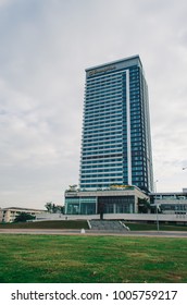 Colombo, Sri Lanka - January 14, 2018 : Shangri La Hotel Tall Building And Galle Face Grass Ground In Colombo