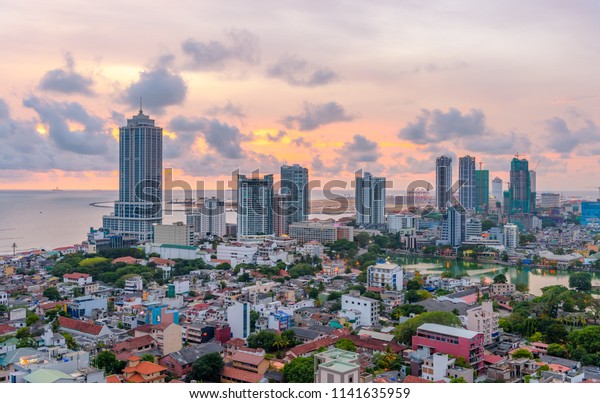 コロンボスリランカスカイラインの都市景観写真 コロンボの夕日とスリランカ最大の都市を眺める風景 建物やラッカディブ海の都市の景色 の写真素材 今すぐ編集