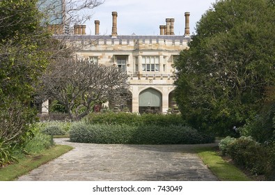 Colonial Building
