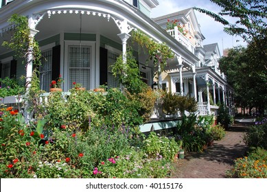 Colonial Home With Garden In Savannah Georgia