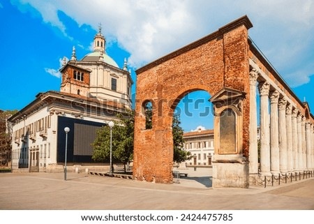 The Colonne or Columns di San Lorenzo is an ancient Roman ruins located in front of the San 
Lorenzo Basilica in Milan, Italy