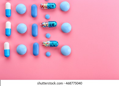 Включи разноцветные таблетки speed up. Голубые и розовые таблетки. Таблетки с разноцветными точками. Розовые и голубые таблетки препарат. Пилюли задний фон.