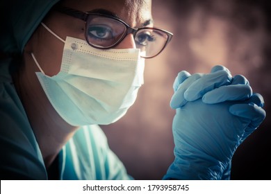 Farbporträt einer jungen weiblichen Medizin, die ihre Handschuhe arrangiert, eine Maske und Brille trägt, Illustration für die Coronavirus Covid-19 Pandemie.