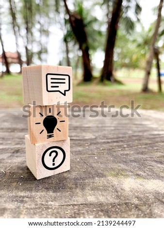 colored cubes with question and answer icons above. the concepts of Q and A