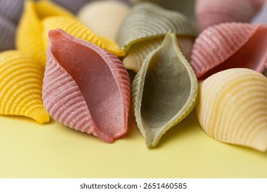 Conchas pasta colores cerca