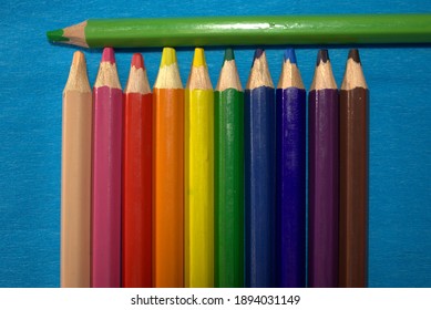 Los Lapices De Colores Dispuestos Uno Foto De Stock Editar Ahora