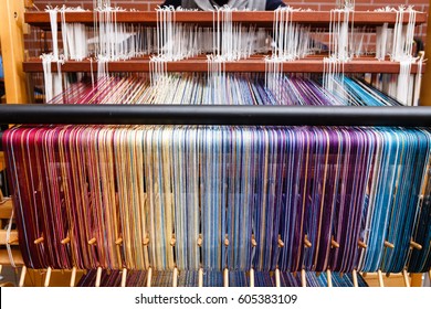 Colored threads in a loom (weaving machine)