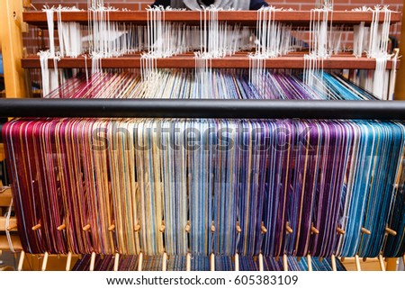 Colored threads in a loom (weaving machine)
