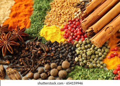 Farbige und aromatische Gewürze und Kräuter. Lebensmittelzusatzstoffe.