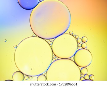 Colorful Artistic Of Oil Drop Floating On The Water. Bright And Unique Oil Drops, Circles On The Water Surface. Holiday Light Background. Holiday Postcard Background. Yellow Water Drop Bobble.