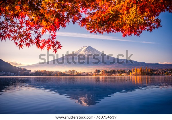 五顏六色的秋季和富士山與晨霧和紅葉在河口湖湖湖是日本最好的地方之一庫存照片 立刻編輯