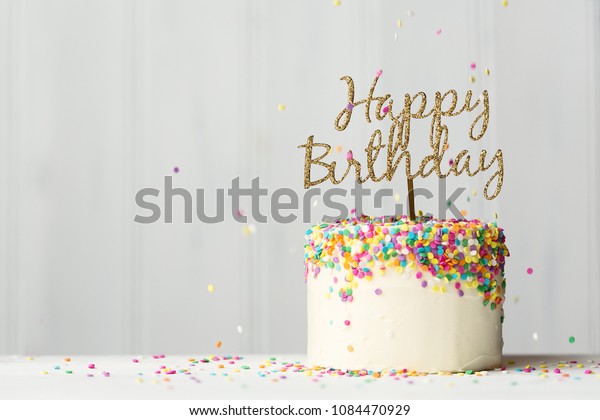 金色の誕生日バナーと落ちぶれのあるカラフルなバースデーケーキ の写真素材 今すぐ編集