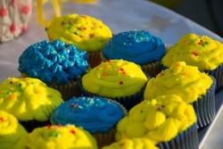 Des Cupcakes Maison Colorés, Bleus Et Jaunes, Avec Des Arroses, Une Soirée Concept Minion, Des Desserts En Bleu Et Jaune Sur Une Table