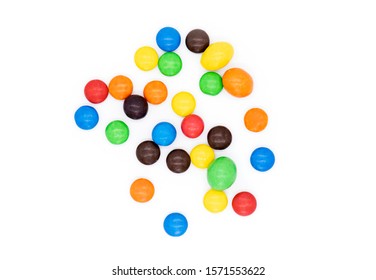 Cadenas coloridas aisladas en fondo blanco, caramelos recubiertos de chocolate
