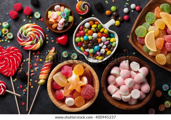 Taş arka plan üzerinde renkli şekerler, Stok Fotoğrafı (Şimdi Düzenle