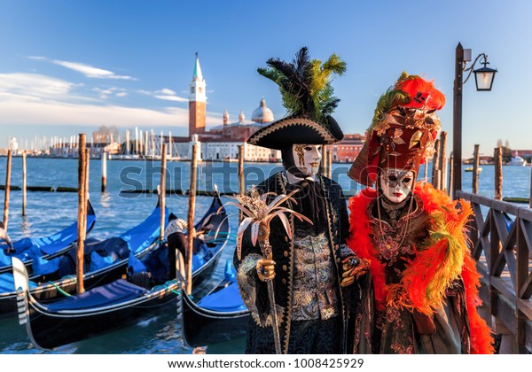 イタリアのベネチアの伝統祭典のカラフルなカーニバルの仮面 の写真素材 今すぐ編集