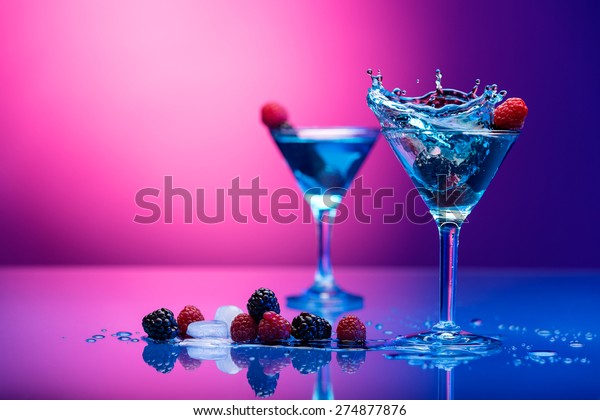 Bunte Cocktails Mit Beeren Stockfoto Jetzt Bearbeiten