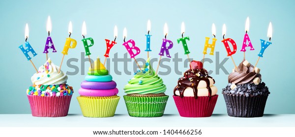 カラフルなカップケーキとキャンドルのつづり 誕生日 の写真素材 今すぐ編集