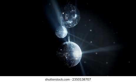 Una bola de espejos disco colorida ilumina el ambiente de una discoteca. La fiesta ilumina la bola de la discoteca.